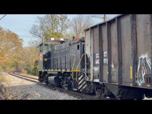Heritage Unit Fights The Hill & Goes Under Me, Rock Leaking From Rail Car, 3 Locomotives Mixed Train